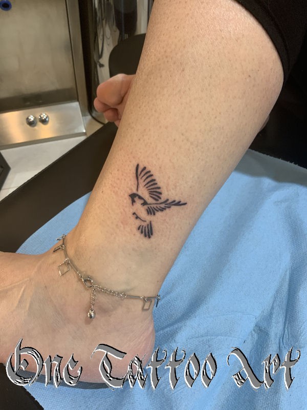 Oiseau hirondelle tattoo one tattoo art