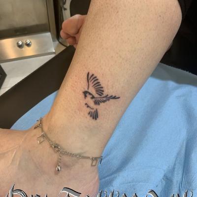 Oiseau hirondelle tattoo one tattoo art